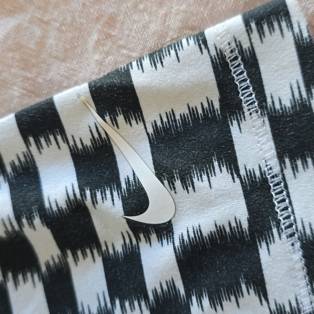 Nike Dri-Fit Workout Tank Size Medium - Picture 2 of 5